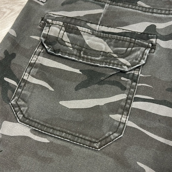 Men’s Unionbay Cotton Blend Gray Camouflage 6 Pocket 10” Utility Cargo Shorts 42 - Picture 8 of 10